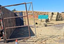 Caminhão com feno tomba no trevo de Piquerobi