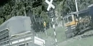 VÍDEO: Caminhão é atingido por trem com trabalhadores em Santa Catarina