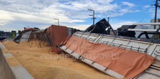 Carreta bi-trem carregada de milho tomba na Raposo Tavares a 110 km de Prudente