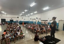 Alunos da EM Juraci Peralta conhecem o melhor do rock brasileiro com Chris Acústico