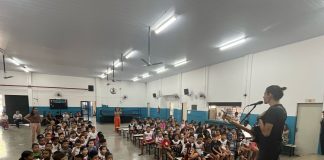 Alunos da EM Juraci Peralta conhecem o melhor do rock brasileiro com Chris Acústico