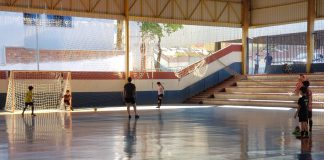 Escolinha gratuita de futsal de 7 a 10 anos da Semepp ainda possui vagas no PUM