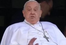 Após mais de um mês internado, Papa Francisco recebe alta e faz primeira aparição pública