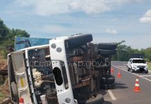 JUNQUEIRÓPOLIS: Caminhão tomba em rotatória da rodovia Comandante João Ribeiro de Barros