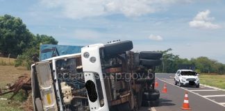 JUNQUEIRÓPOLIS: Caminhão tomba em rotatória da rodovia Comandante João Ribeiro de Barros