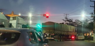 Caminhão quebrado em rotatória causa congestionamento de 4 Km em Presidente Prudente