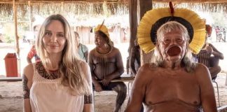 Angelina Jolie visita aldeia indígena no Mato Grosso e se encontra com cacique Raoni