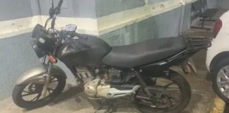 Homem finge ser o irmão ao ser pego pela polícia como moto furtada