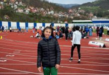 A atleta Julia Isogai chega à Sérvia para disputar o Mundial Escolar de Atletismo
