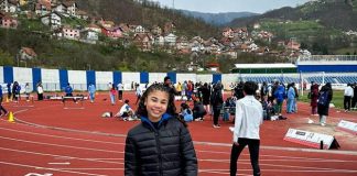 A atleta Julia Isogai chega à Sérvia para disputar o Mundial Escolar de Atletismo