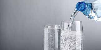 Afinal, a água com gás é ou não saudável, nutricionista esclarece
