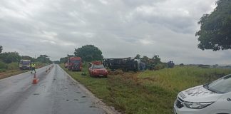 Caminhão com carne suína tomba e motorista morre em Santo Expedito