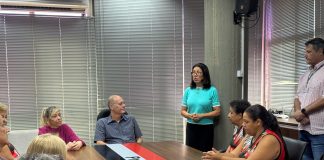 Jogadores de vôlei adaptado se reúnem com prefeito antes da viagem para o Jomi