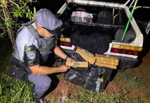 Após perseguição Polícia Rodoviária apreende carro com 54 Kg de maconha ocupantes fogem para mata
