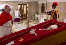 Vaticano divulga primeiras imagens de Papa Francisco no caixão