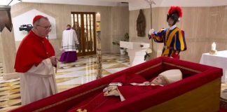 Vaticano divulga primeiras imagens de Papa Francisco no caixão