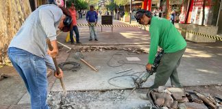 Prefeitura realiza reparos no Calçadão e em rua do bairro Santa Helena