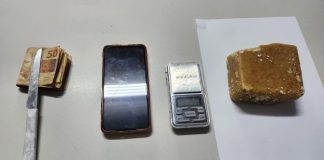 Homem de 53 anos é preso vendendo drogas no portão de casa no Jardim Itatiaia
