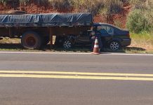 Carro colide na traseira de caminhão na rodovia Julio Budiski