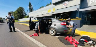 Paraguaios com carro da Argentina são presos com 69 quilos de maconha em Presidente Prudente