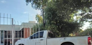 Jovem de 20 anos derruba grades do Fórum de Dracena com caminhonete e foge