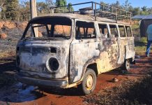 Kombi pega fogo e incendeia vegetação em Indiana