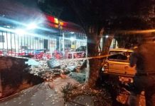Motorista fica preso em carro após atingir restaurante e árvore em Martinópolis