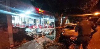 Motorista fica preso em carro após atingir restaurante e árvore em Martinópolis