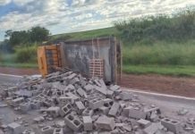 Caminhão carregado de tijolos tomba na rodovia em Mirante do Paranapanema