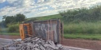 Caminhão carregado de tijolos tomba na rodovia em Mirante do Paranapanema