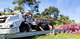 Caminhão de Prudente capota e motorista fica preso às ferragens em Minas Gerais