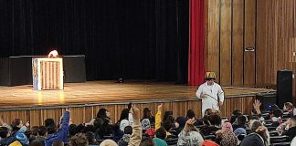 Alunos da rede municipal assistem à peça ‘A menina e o palhaço’, no Matarazzo