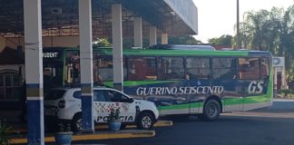 Homem apalpa mulheres dentro ônibus e é preso por importunação sexual em Osvaldo Cruz