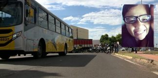 ACIDENTE FATAL: Mulher é atropelada por ônibus após cair da garupa da moto