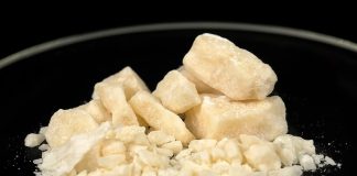 Homem é preso traficando “crack” na casa da mãe na Vila Centenário