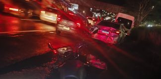 Engavetamento na Raposo envolve seis veículos e deixa três pessoas feridas