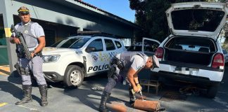 Pai e filho são presos ao esconder 2,6 Kg de cocaína em escapamento de carro