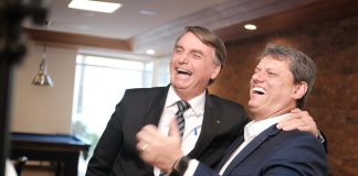 Segundo Folha de SP, pecuaristas querem que Bolsonaro abra mão logo de candidatura e apostam fichas em Tarcísio