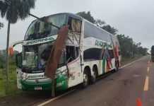 Duas pessoas morrem após peça de caminhão se soltar e atingir ônibus da Andorinha perto de Corumbá-MS