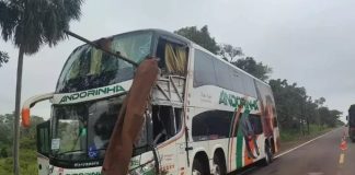 Duas pessoas morrem após peça de caminhão se soltar e atingir ônibus da Andorinha perto de Corumbá-MS