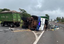Caminhão de reciclagem tomba na Raposo Tavares e interdida alça de acesso