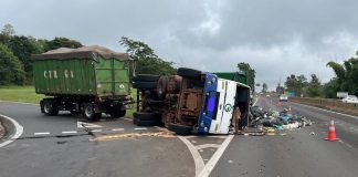 Caminhão de reciclagem tomba na Raposo Tavares e interdida alça de acesso