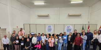 Coordenadoria entrega credenciais de estacionamento a pessoas com TEA e PCDs