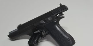 Homem é preso com pistola israelense em frente da casa de ex-mulher no João Domingos Neto