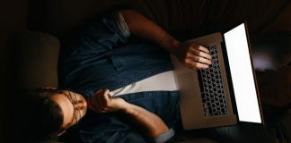 Brasileiro passa mais tempo nas telas do que dormindo