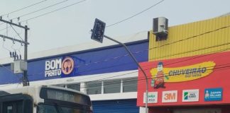 Semob inicia instalação de novo semáforo na avenida Brasil, próximo ao Bom Prato