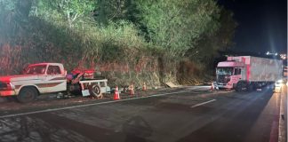 Caminhão atinge traseira de F-4000 na rodovia Assis Chateaubriand em Presidente Prudente