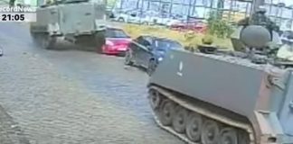 ASSISTA: Tanque do Exército na contramão passa por cima de carro no interior do Paraná