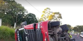 Caminhão com container tomba próximo ao distrito de Espigão na Raposo Tavares