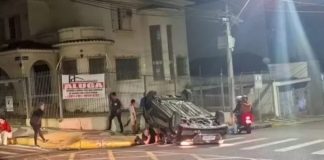Carro capota após ser atingido por outro no centro de Prudente